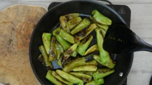 Pâtes aux friggitelli, petits poivrons verts doux - Faire revenir les friggitelli