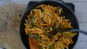 Pâtes aux friggitelli, petits poivrons verts doux - Mélanger pâtes et sauce