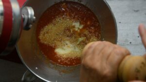 Petites timbales de tomates (Sformatini di pomodoro) - Ajouter la béchamel à la purée