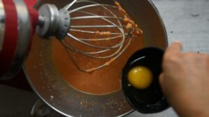 Petites timbales de tomates (Sformatini di pomodoro) - Incorporer les œufs un par un