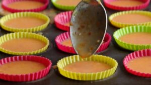 Petites timbales de tomates (Sformatini di pomodoro) - Remplir les moules de préparation