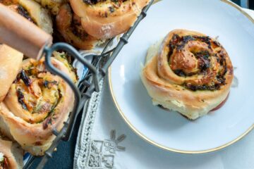 Petits pains pizza farcis aux légumes et au fromage - en-tête