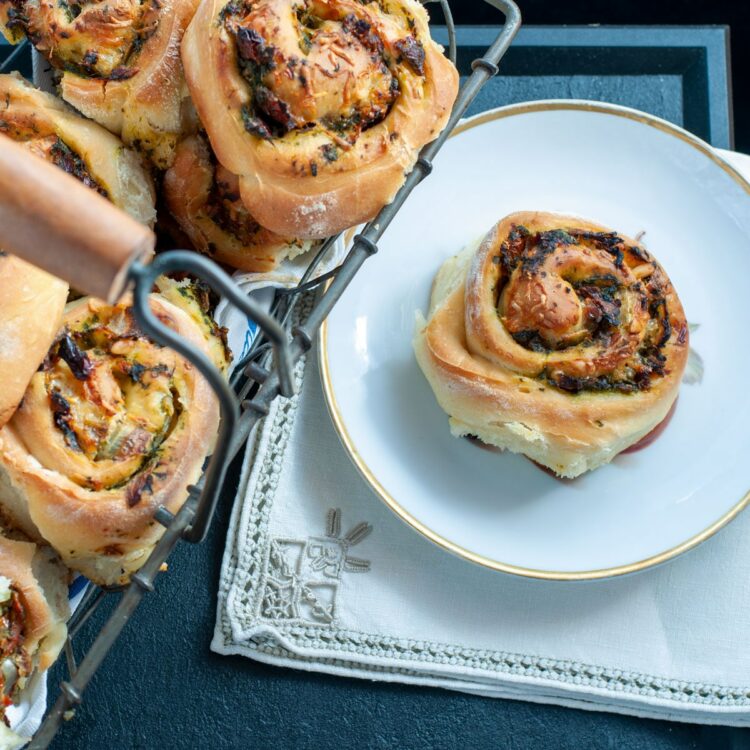 Petits pains pizza farcis aux légumes et au fromage - en-tête