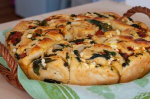 Petits pains pizza farcis aux légumes et au fromage - rouleaux servis dans une corbeille