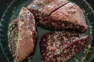 Picanha brésilienne au barbecue - Faire mariner la viande assaisonnée