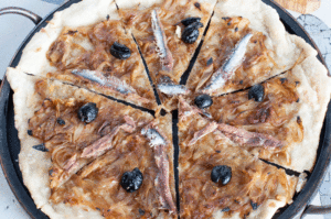 Pissaladière niçoise - Découper et servir la pissaladière