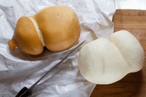 Pizza aux artichauts, tomates séchées et scamorza - Couper la scamorza en morceaux