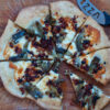Pizza aux artichauts, tomates séchées et scamorza - en-tête