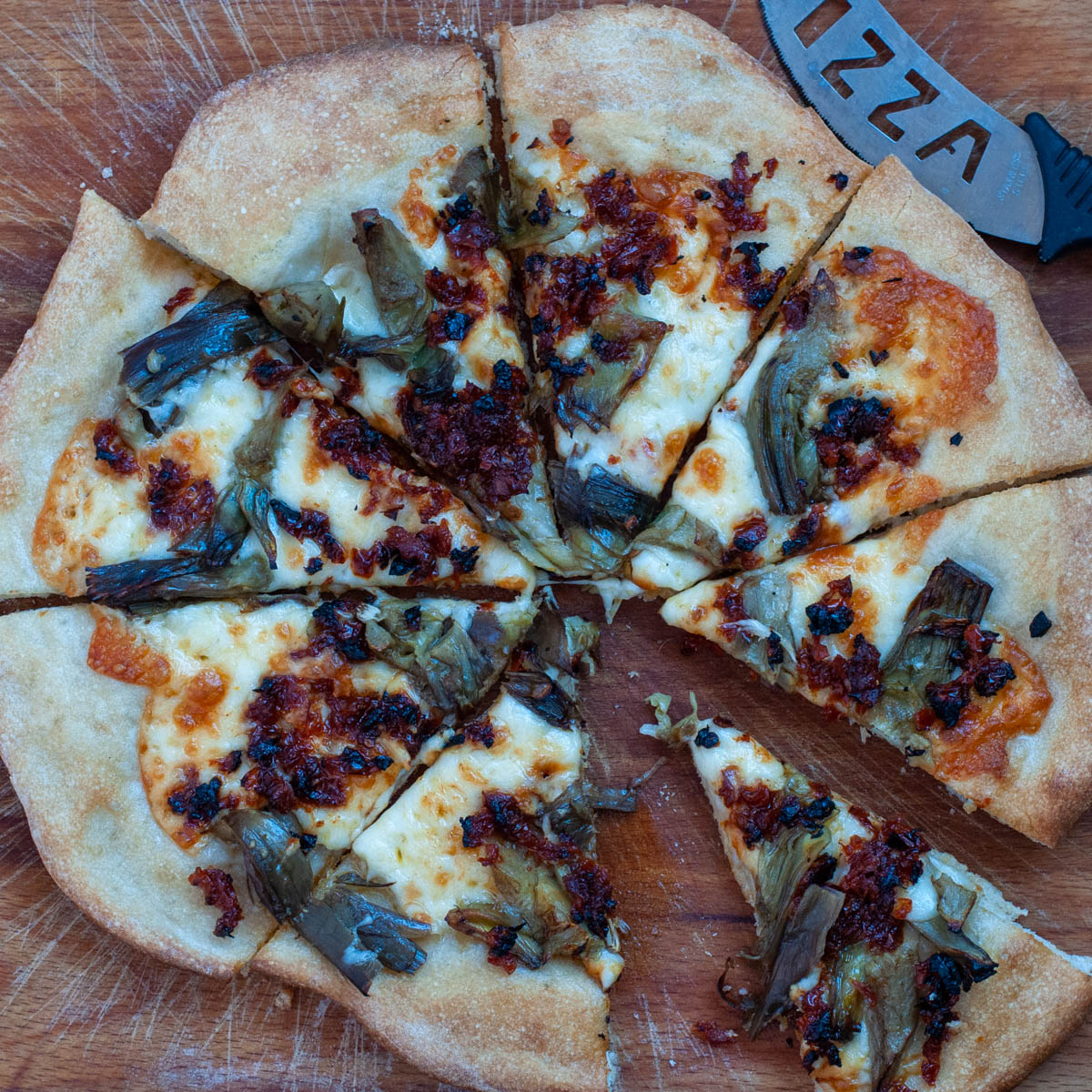 Pizza aux artichauts, tomates séchées et scamorza - en-tête