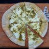Pizza blanche italienne traditionnelle au pesto - en-tête