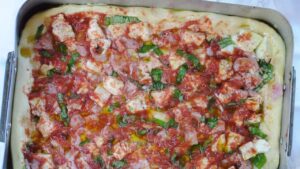 Pizza focaccia moelleuse - Repos de la pâte garnie