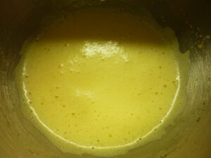 Pudding au chocolat blanc - Fouetter les œufs et le sucre