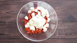 Recette de bruschetta italienne à la mozzarella - Ajouter la mozzarella en morceaux