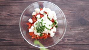 Recette de bruschetta italienne à la mozzarella - Ajouter le basilic frais ciselé