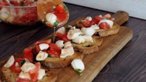 Recette de bruschetta italienne à la mozzarella - Arroser du jus de tomate