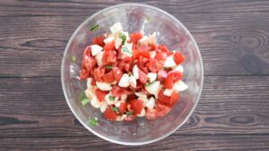 Recette de bruschetta italienne à la mozzarella - Bien mélanger la salade caprese
