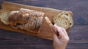 Recette de bruschetta italienne à la mozzarella - Couper le pain en tranches