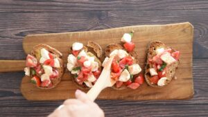 Recette de bruschetta italienne à la mozzarella - Déposer la salade sur pain