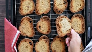 Recette de bruschetta italienne à la mozzarella - Faire griller le pain