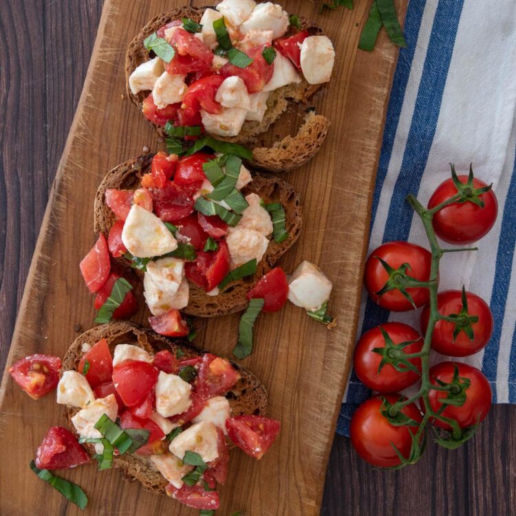 Recette de bruschetta italienne à la mozzarella - en-tête