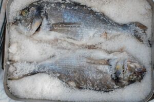 Recette de dorade entière cuite en croûte de sel - retirer le sel du poisson