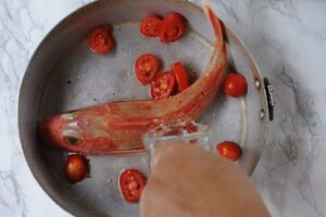 Recette de fumet de poisson corsé - Ajout du vin blanc