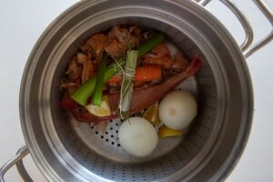 Recette de fumet de poisson maison - Placez les ingrédients en marmite