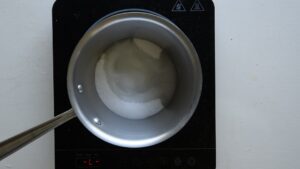 Recette de gelato maison à la fraise et au chocolat blanc - Mélange du sucre et eau