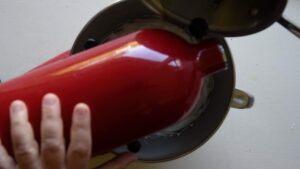Recette de gelato maison à la fraise et au chocolat blanc - Verser le sirop en filet