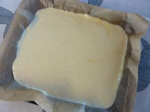 Recette de génoise pour roulé suisse - Étaler la pâte sur le papier