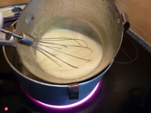 Recette de génoise pour roulé suisse - Fouetter le mélange pour épaissir