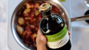 Recette de glaçage balsamique aux figues - ajouter le vinaigre balsamique