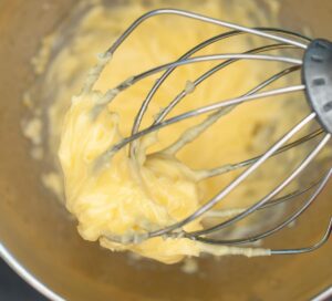 Recette de mayonnaise maison à l'huile d'olive - Monter la mayonnaise au fouet
