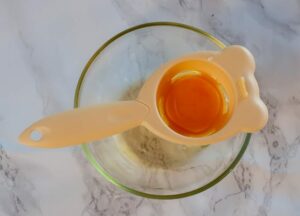 Recette de mayonnaise maison à l'huile d'olive - Séparer le jaune d'œuf