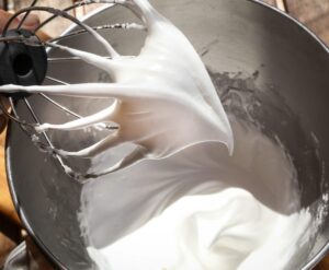 Recette de mini-meringues - blancs montés en neige ferme