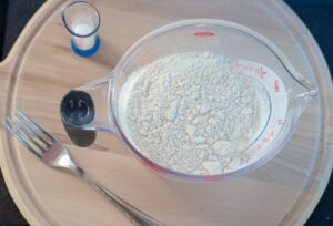 Recette de pâte à pizza napolitaine sans machine à pain - Préparation de la farine