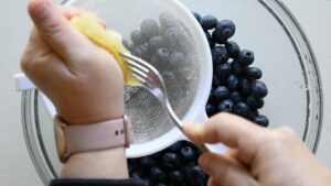 Recette de sorbetto sicilien aux myrtilles - presser le jus de citron