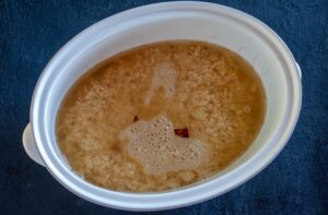 Recette facile de riz pilaf au four (4 ingrédients) - ajouter le bouillon dans le plat