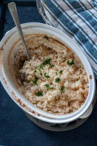 Recette facile de riz pilaf au four (4 ingrédients) - mélanger le beurre et le parmesan