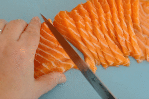 Recette facile de tartare de saumon frais au concombre - Découper le saumon en dés