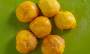 Recette facile de tarte Tatin aux pêches - Peler et couper les pêches