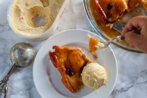Recette facile de tarte Tatin aux pêches - Servir avec la glace vanille