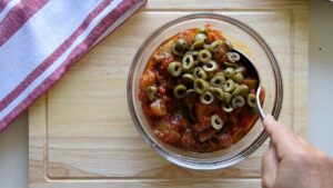Recette italienne de poivrons farcis végétariens et végétaliens - Ajouter les olives et câpres