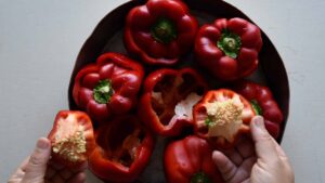 Recette italienne de poivrons farcis végétariens et végétaliens - Découper le dessus des poivrons
