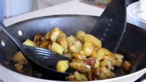 Recette italienne de poivrons farcis végétariens et végétaliens - Faire dorer les aubergines
