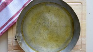 Recette italienne de poivrons farcis végétariens et végétaliens - Huiler le plat de cuisson