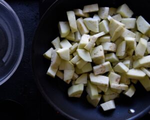 Recette italienne de poivrons farcis végétariens et végétaliens - Mettre les aubergines à frire