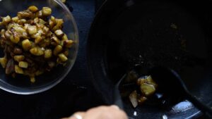Recette italienne de poivrons farcis végétariens et végétaliens - Retirer et saler les aubergines