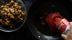 Recette italienne de poivrons farcis végétariens et végétaliens - Verser la sauce tomate