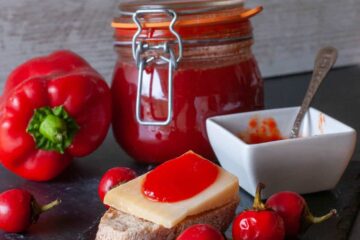 Recette maison de gelée de poivrons rouges douce et épicée - en-tête
